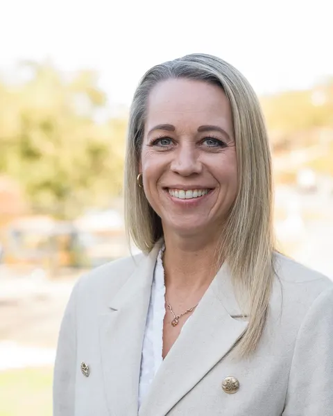 Claire A. Lonsdale, Eiendomsmegler